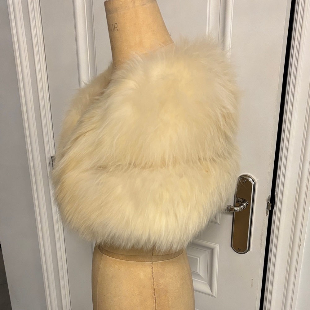 Elegant  vintage Cream Fur Shawl - Picture 2 of 9